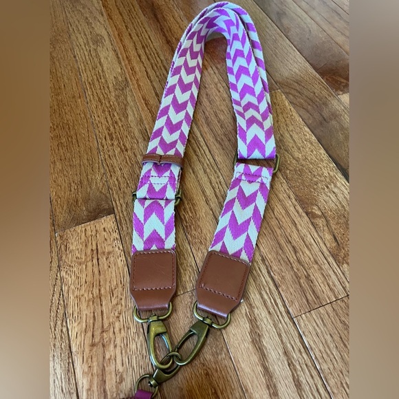 Universal Thread coin purse with adjustable crossbody chevron strap in magenta. - Picture 3 of 7